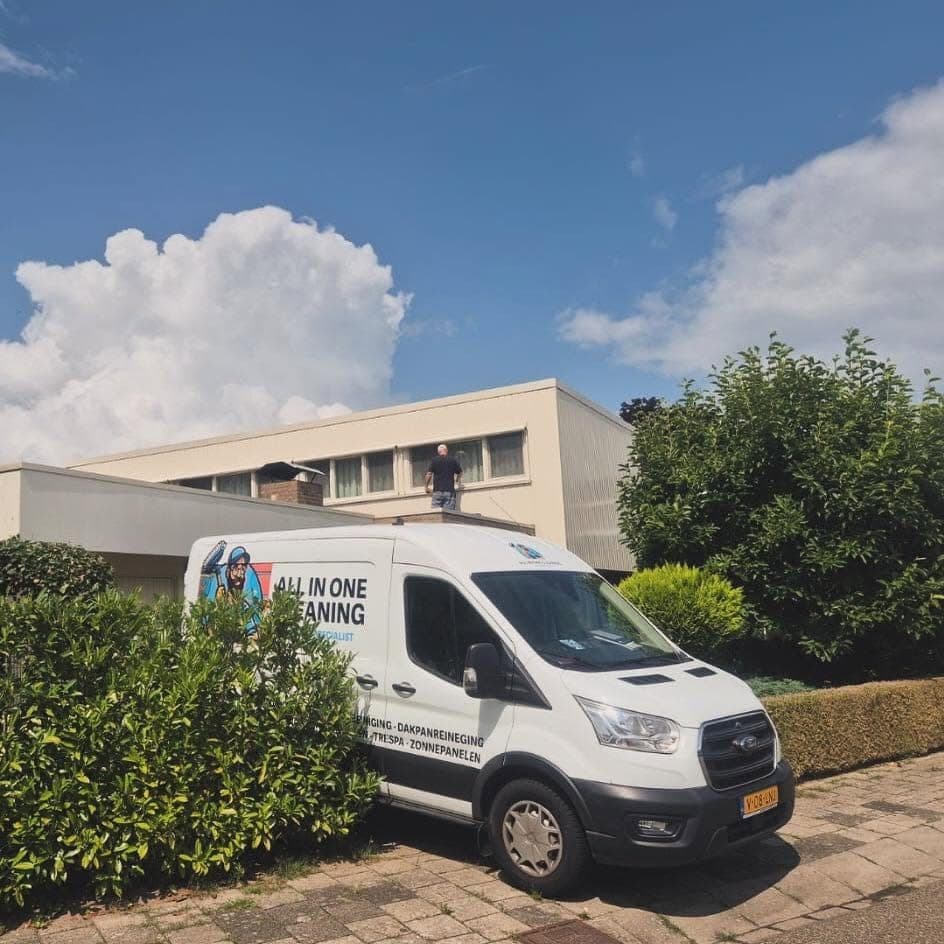 De bedrijfsbus van All in One Cleaning bij een woning in Enschede tijdens een dakreiniging