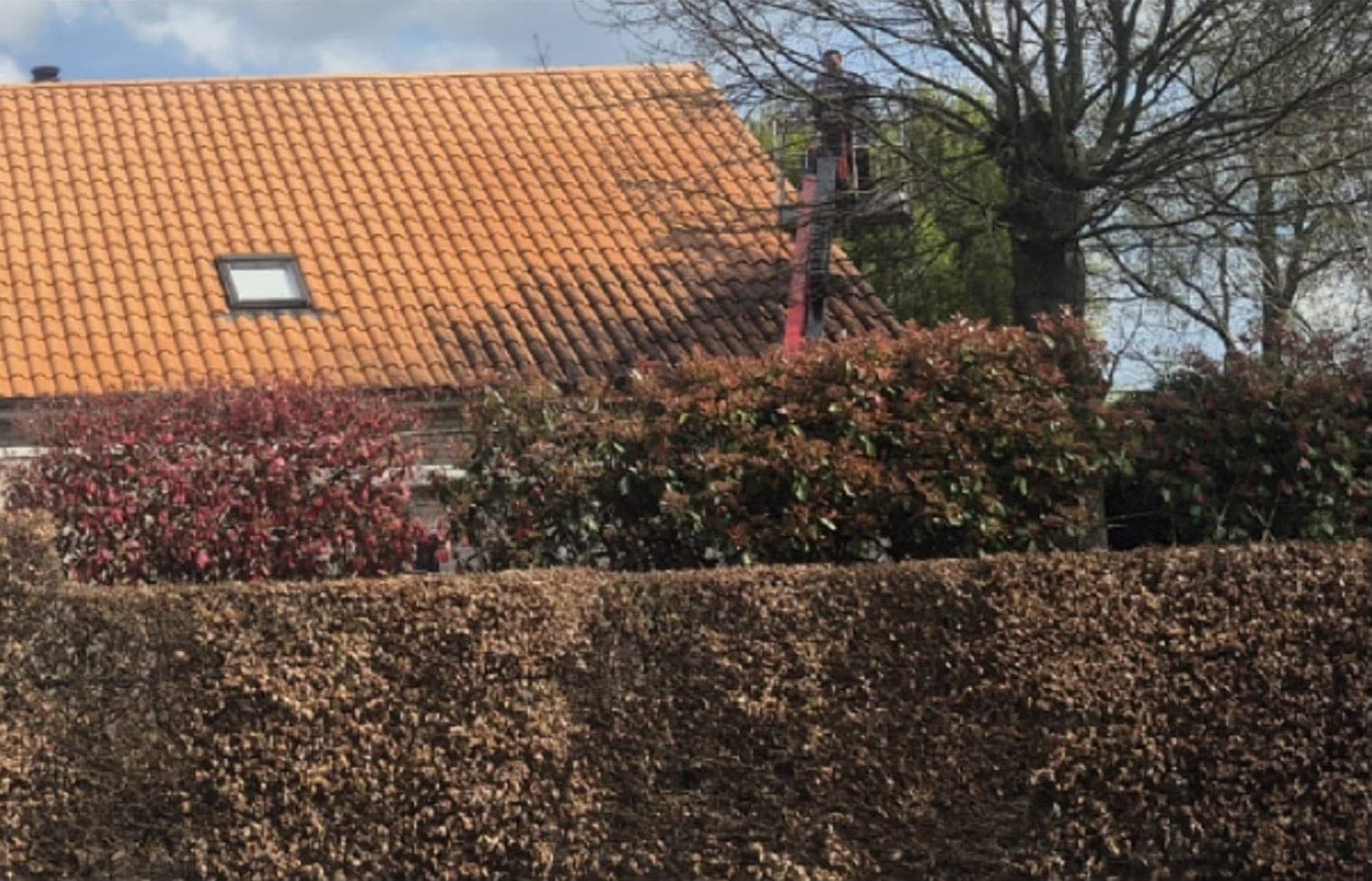 Na: schoon oranje pannendak van de vrijstaande woning