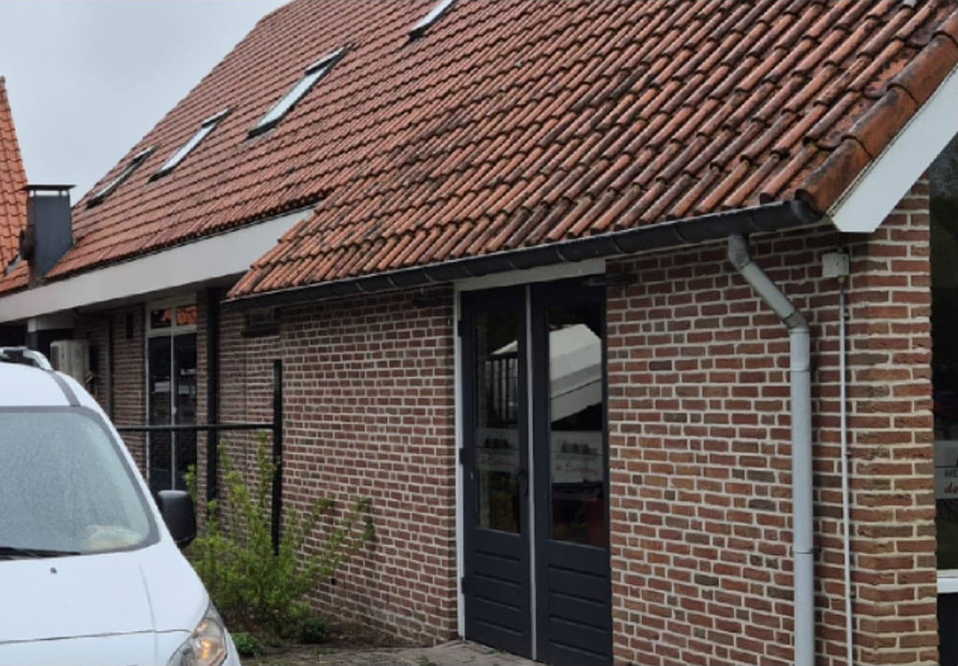 Na: schoon pannendak van hetzelfde bedrijfspand