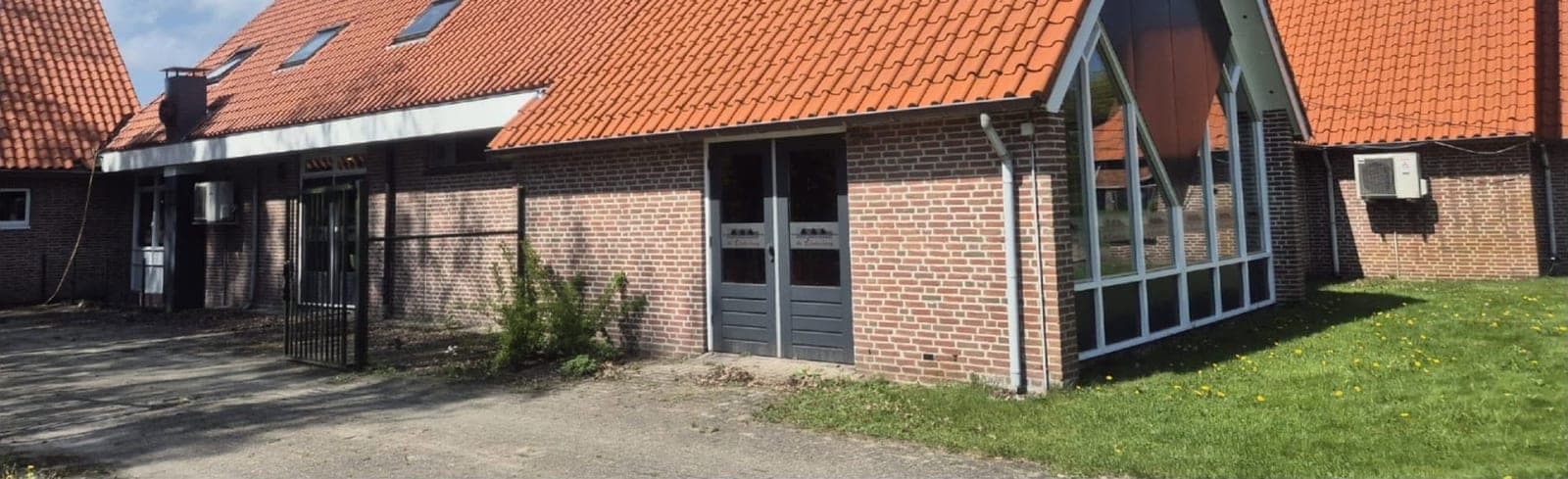 Na: schone oranje pannendaken van dezelfde woningen