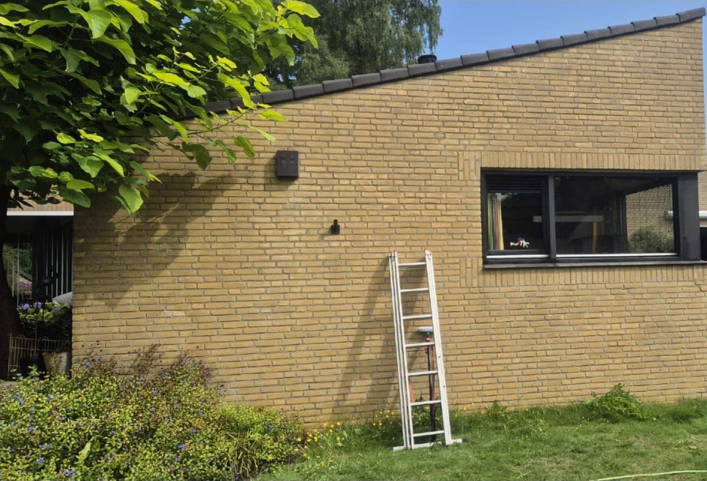 Na: schone gele bakstenen gevel van dezelfde bungalow