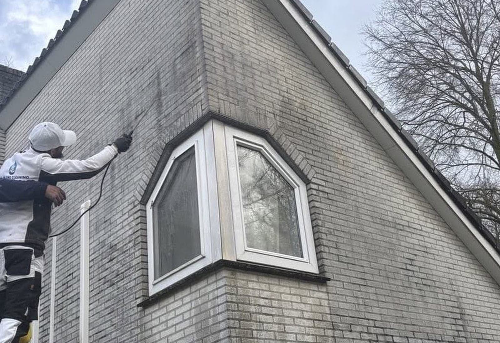 Gevelreiniging van een woning in Enschede door All in One Cleaning